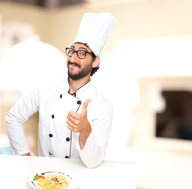 Foto gratuita cucinare con un piatto di pasta