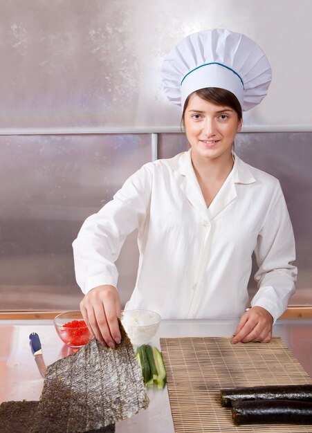 寿司ロールを作っている女性を料理する