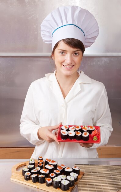 Кука женщина с приготовленными бутиками суши