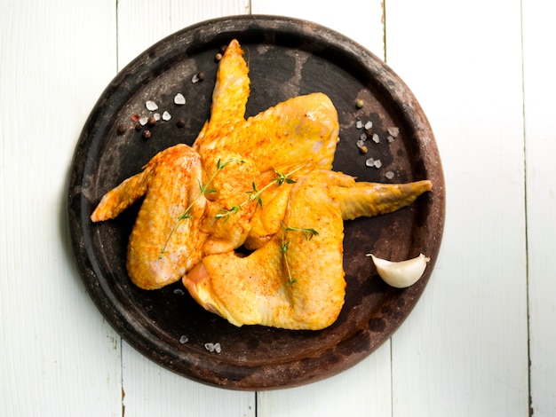 Free photo cooked chicken wings with herbs