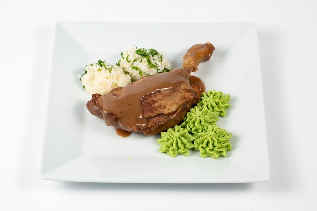 Приготовленная курица с соусом из рисовых шариков и зеленым соусом