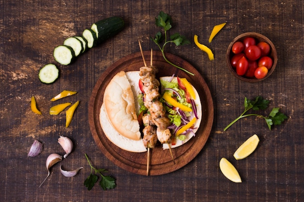 Vista lunga di kebab di carne e verdure cotte