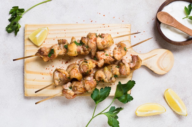 Foto gratuita kebab di carne e verdure cotte su spiedini