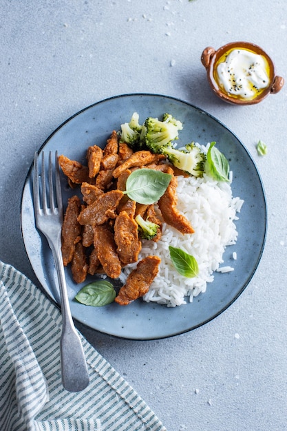 Foto gratuita carne cotta con verdure su piatto su sfondo grigio primo piano