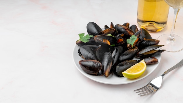 Free photo cooked mussels and cutlery