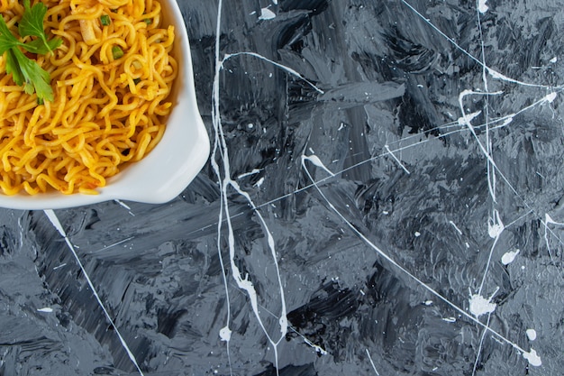 Free photo cooked noodle on a bowl, on the marble background.