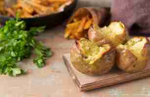 Free photo cooked potatoes on wooden board