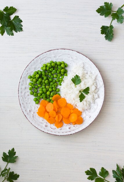 野菜とパセリの皿の上のご飯