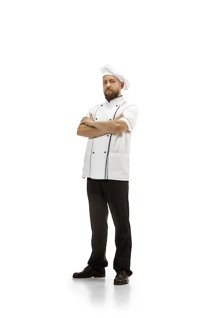 Foto gratuita fornello, chef, fornaio in uniforme isolato su sfondo bianco studio, gourmet. giovane, ritratto del cuoco del ristorante. affari, foor, occupazione professionale, concetto di emozioni. copyspace per annuncio.