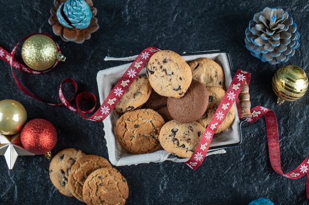 Scatola di biscotti sul tavolo