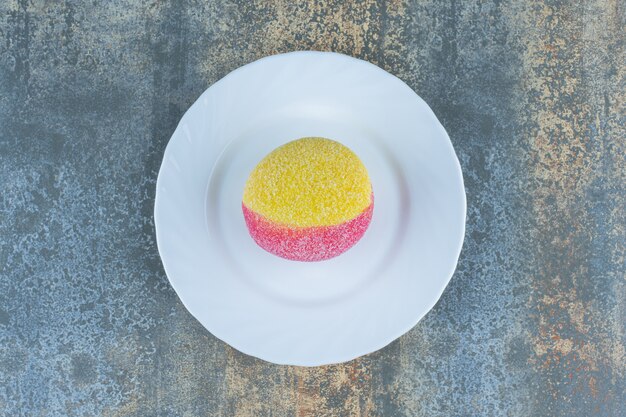 Free photo cookie in the form of peaches on the plate, on the marble surface.