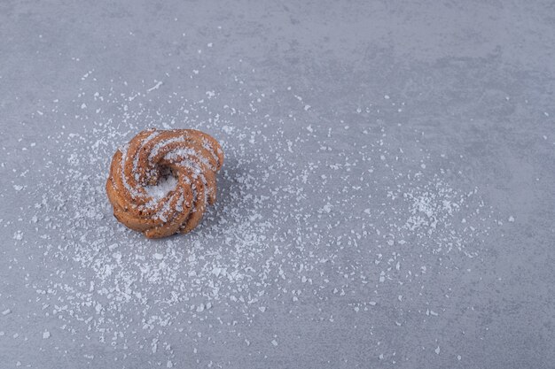 大理石の表面にバニラパウダーの山にクッキー