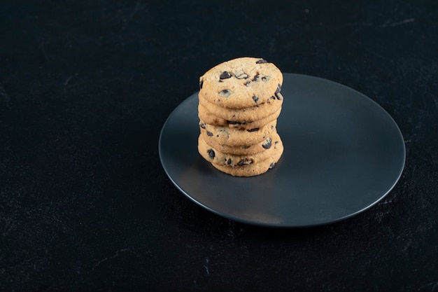 Free photo cookies in a black plate