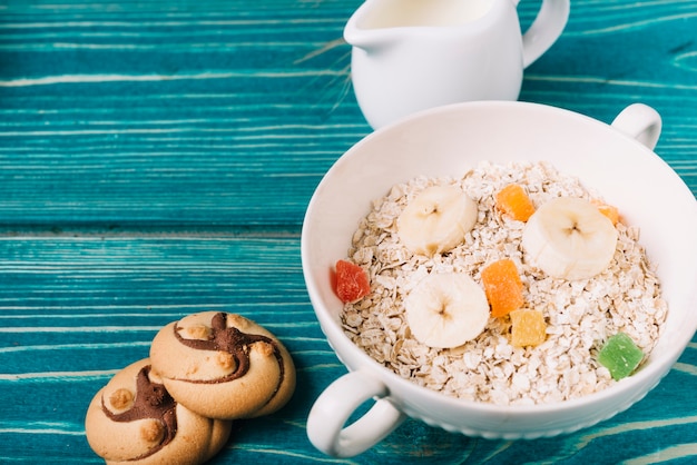 Cookies, bowls of dry oats with banana and jelly toppings