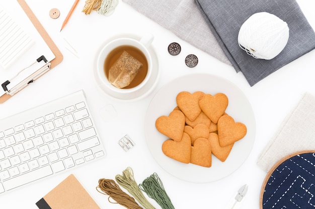 Foto gratuita biscotti per la colazione sulla scrivania