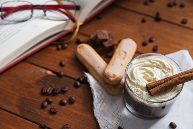 コーヒーデザートの近くのクッキーとシナモン