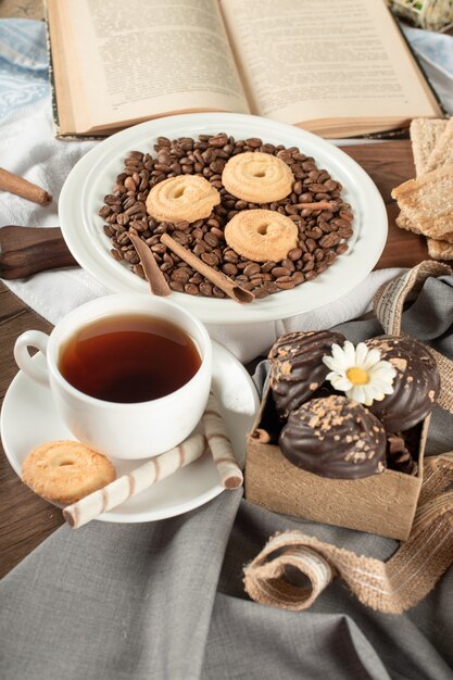접시와 차 한 잔에 커피 콩에 쿠키.