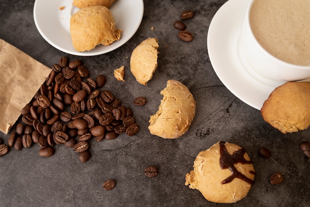 Foto gratuita vista superiore dei biscotti e dei chicchi di caffè