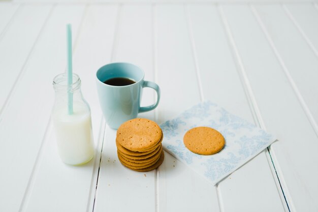 クッキー、コーヒー、ミルク