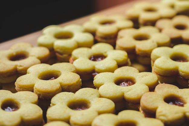 Foto gratuita biscotti a forma di fiore con marmellata di arance