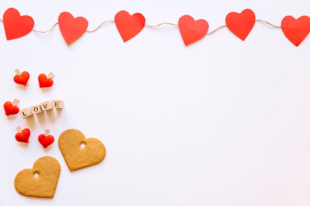 Foto gratuita biscotti e cuori su bianco