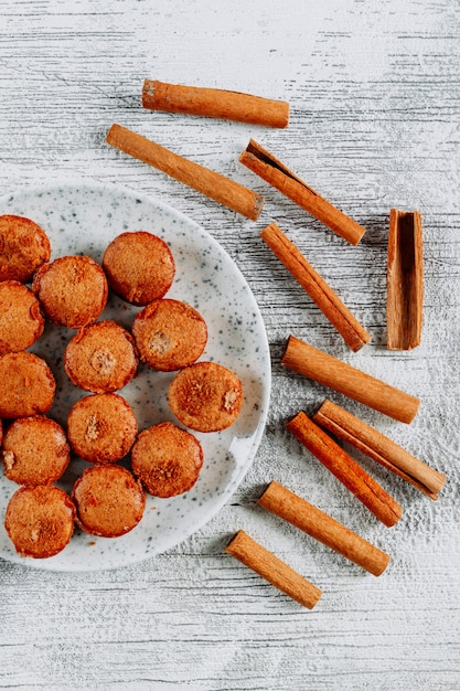 Biscotti in una vista superiore dei piatti su un bianco di legno