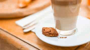 Foto gratuita biscotti e bicchiere di caffè trasparente con cookie sul piattino