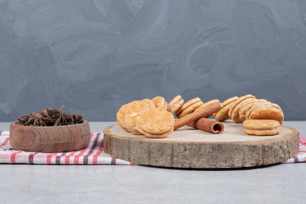 木の板にアロマシナモンが入ったクッキー。高品質の写真