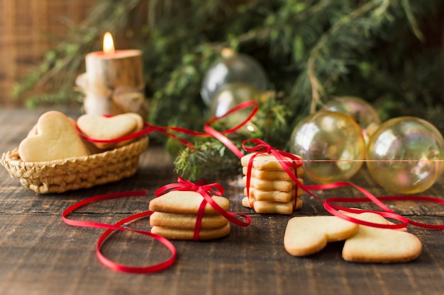 木製のテーブルの上にbaublesを持つクッキー