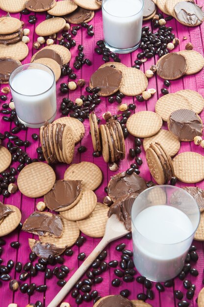 아침 식사로 초콜릿과 우유를 곁들인 쿠키 프리미엄 사진