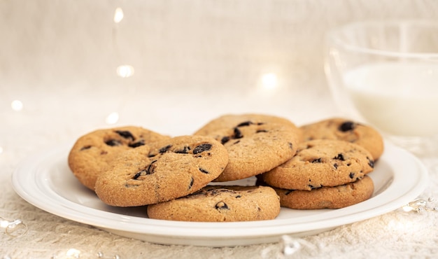 Foto gratuita biscotti con gocce di cioccolato closeup e bicchiere di latte