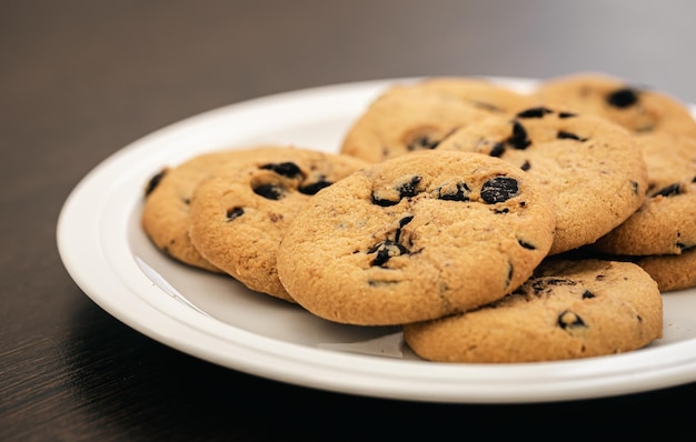 Foto gratuita biscotti con gocce di cioccolato primo piano su un piatto