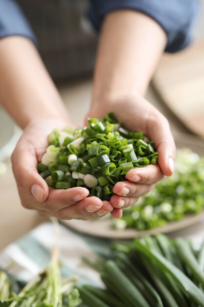 料理。シェフがキッチンで野菜を切る