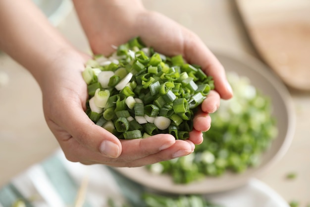 料理。シェフがキッチンで野菜を切る