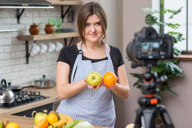 Foto gratuita cucina vlogger