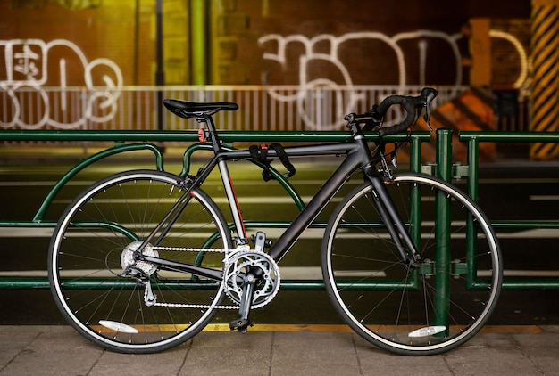 屋外でクールな黒い自転車