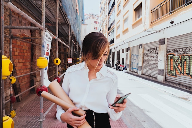 Foto gratuita donna d'affari fresca che texting con il telefono