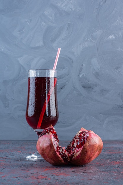 Free photo cool and fresh glass of pomegranate juice and fresh organic pomegranate