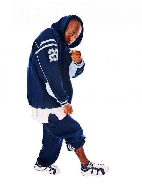 Бесплатное фото Холодный хип-хоп молодой человек на белом