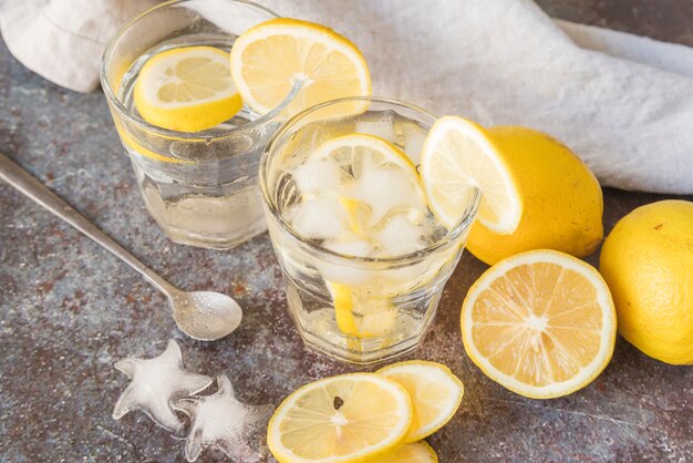 얼음으로 시원한 레몬 물