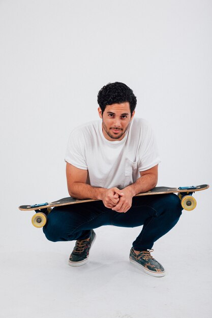 Foto gratuita cool uomo con longboard