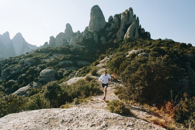 Крутой мужчина с татуировками ultra trail runner