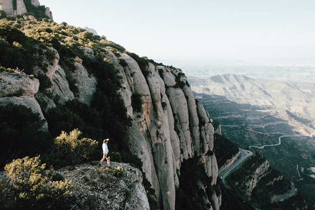 Крутой мужчина с татуировками ultra trail runner