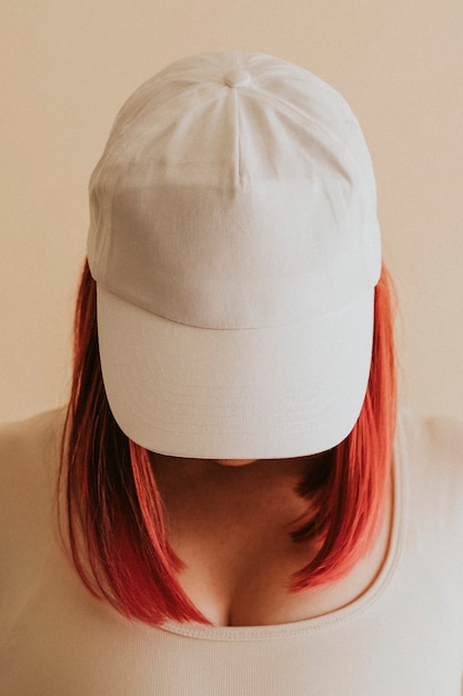 Foto gratuita bella donna dai capelli rosa che indossa un mockup di berretto bianco