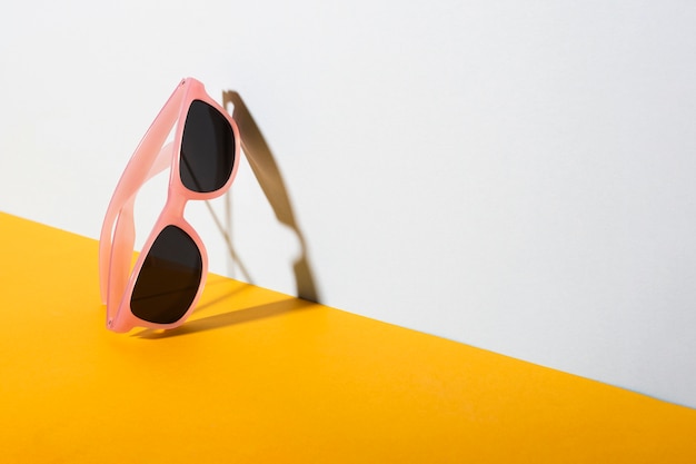 Foto gratuita fantastici occhiali da sole retrò con montatura in plastica