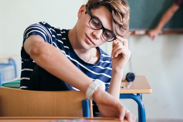Прохладный студент с очками