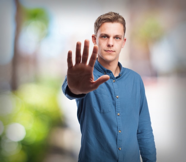 Foto gratuita fresco gesto di arresto giovane-uomo