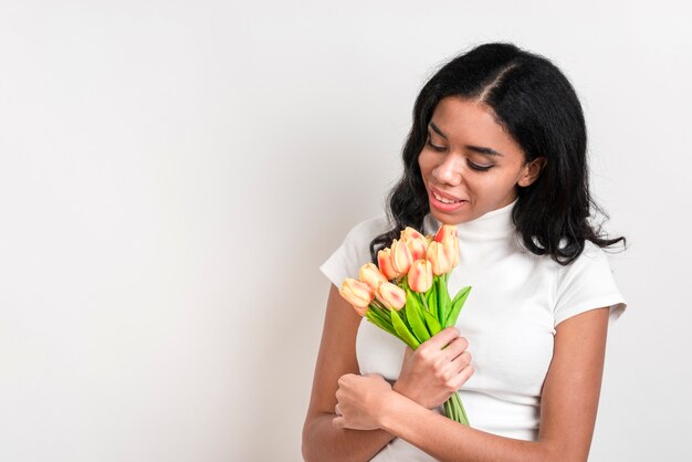 コピースペースの花を持つ美しい女性