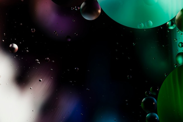 Скопируйте космический черный фон с разноцветными пузырьками