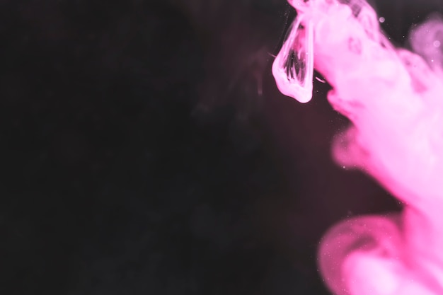 Скопируйте космический черный фон с розовым дымом